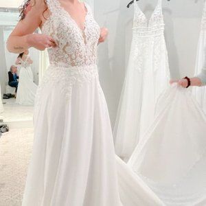 Wedding dress (brand new)